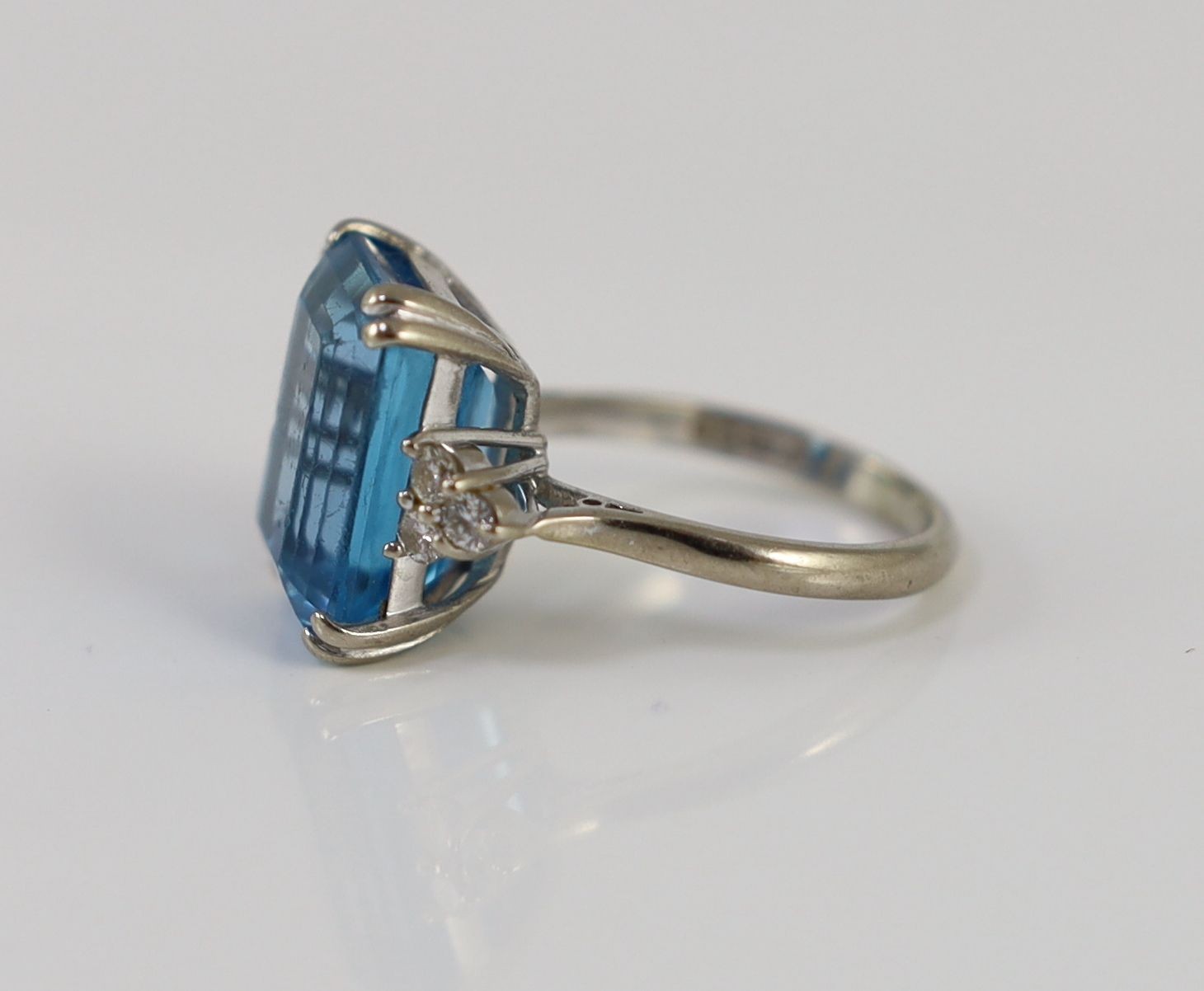 A modern 18ct white gold and emerald cut blue topaz set dress ring